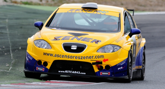 Seat León Cupra en la curva número 7 del trazado Barcelonés