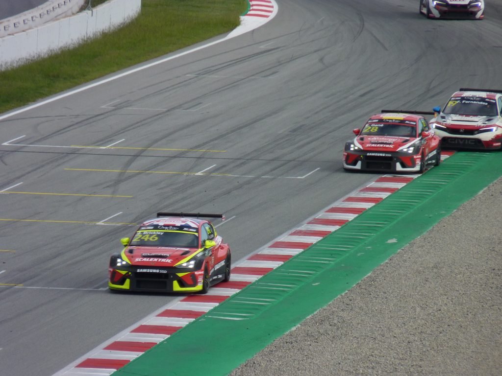 Honda TCR race taking last turn of the Circuit de Barcelona-Catalunya
