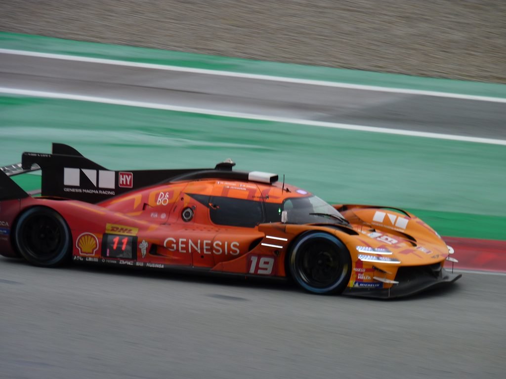 Genesis #19 taking T2 on WEC race