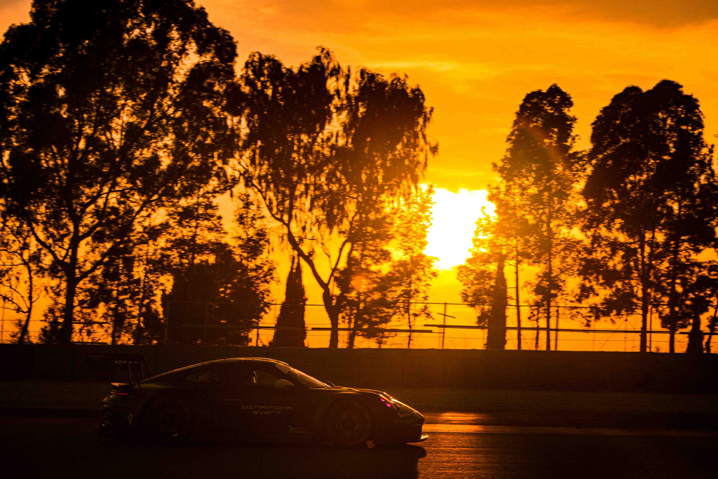 Image from GT OPEN MEDIA, Porsche 911 at the sunset of the Cricuit de Barcelona catalunya