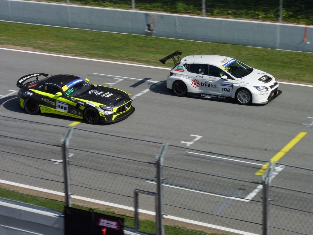 Mercedes AMG GT4 overtaking a Honda TCR